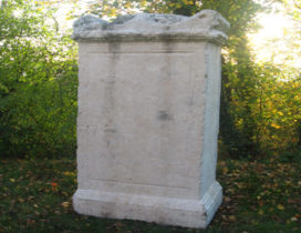 Pierre monolithe sculptée et anépigraphe