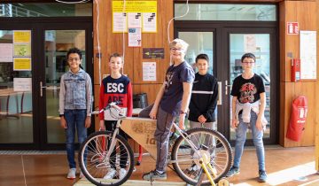 Utilisation du vélo dynamo auprès des éco délégués du collège Hawking, dans le cadre du label éco école