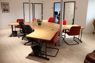 Les 4 bureaux ouverts de l'espace de coworking